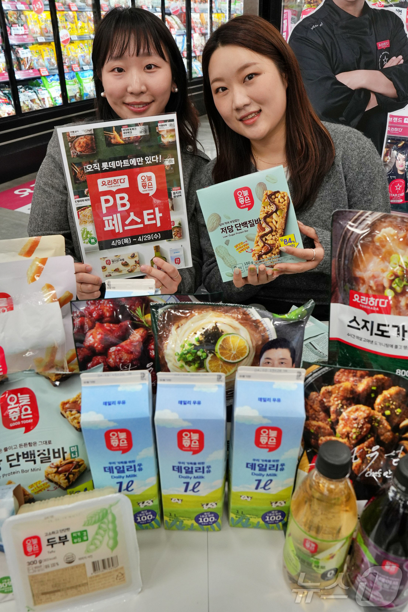 (서울=뉴스1) = 롯데마트가 오는 9일부터 29일까지 'PB 페스타'를 진행한다고 8일 밝혔다. 사진은 서울 송파구 롯데마트 제타플렉스 잠실점에서 직원들이 PB페스타 행사 상품을 …