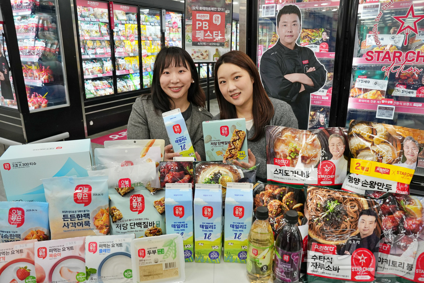 (서울=뉴스1) = 롯데마트가 오는 9일부터 29일까지 'PB 페스타'를 진행한다고 8일 밝혔다. 사진은 서울 송파구 롯데마트 제타플렉스 잠실점에서 직원들이 PB페스타 행사 상품을 …