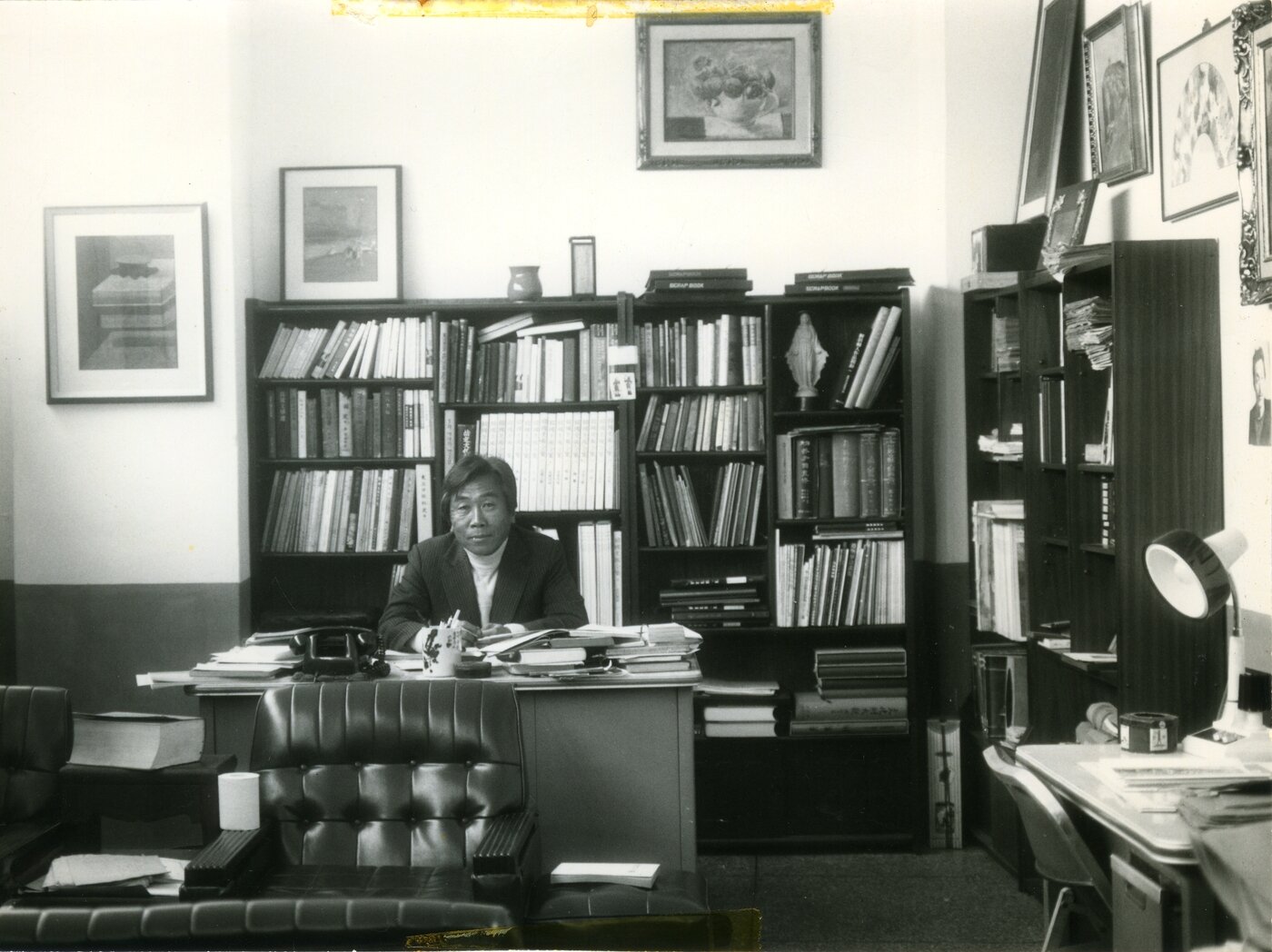 본문 이미지 - 집무실에서의 이구열(1976)_리움미술관 자료실 소장 (리움미술관 제공)