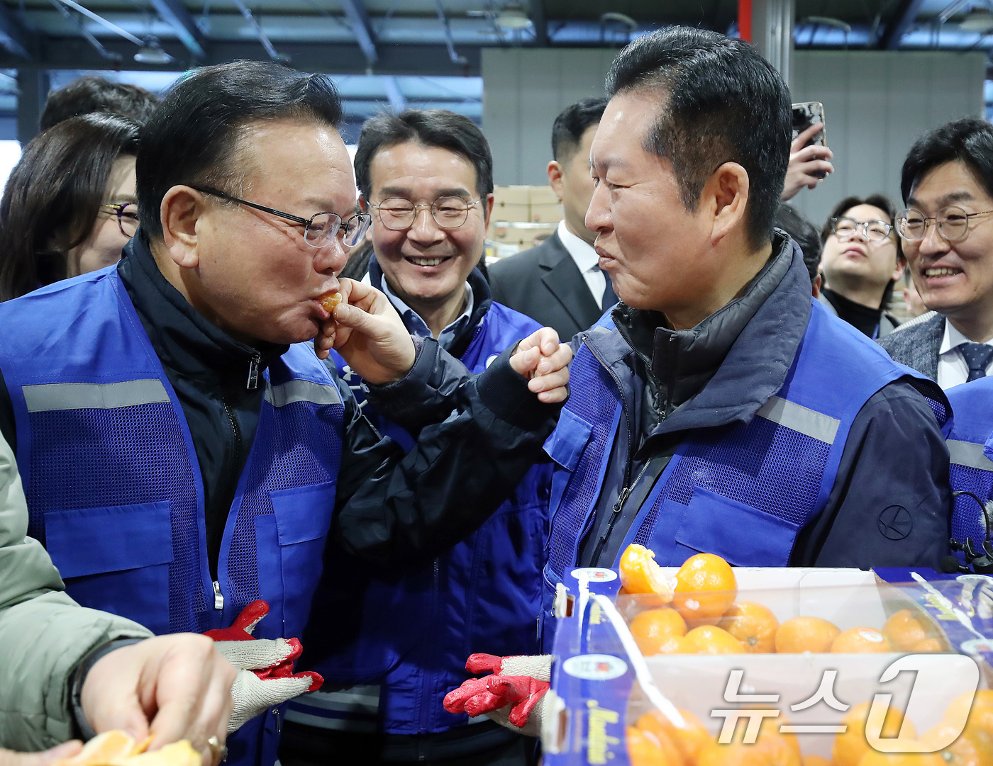(대구=뉴스1) 공정식 기자 = 8일 오전 대구 북구 대구농수산물도매시장에서 민생 현장 체험에 나선 정청래 더불어민주당 대표와 대구시장 선거에 출마한 김부겸 전 총리가 경매사의 안 …