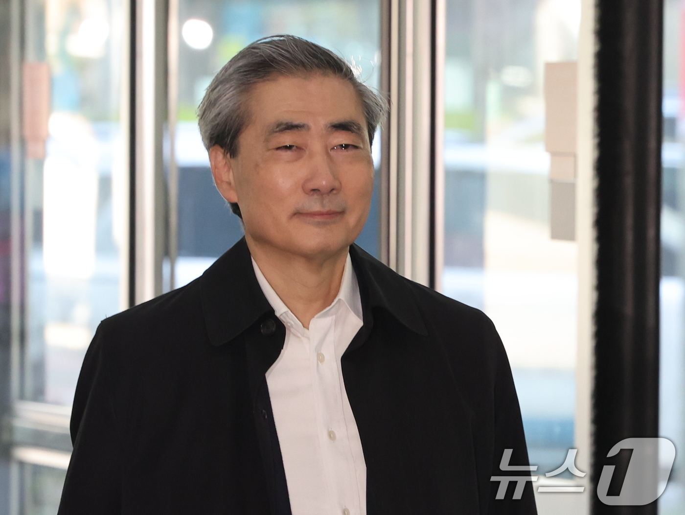 (서울=뉴스1) 황기선 기자 = 신현송 한국은행 총재 후보자가 8일 오전 서울시 중구 한화금융플라자에 마련된 청문회 준비 사무실로 출근하고 있다. 2026.4.8/뉴스1