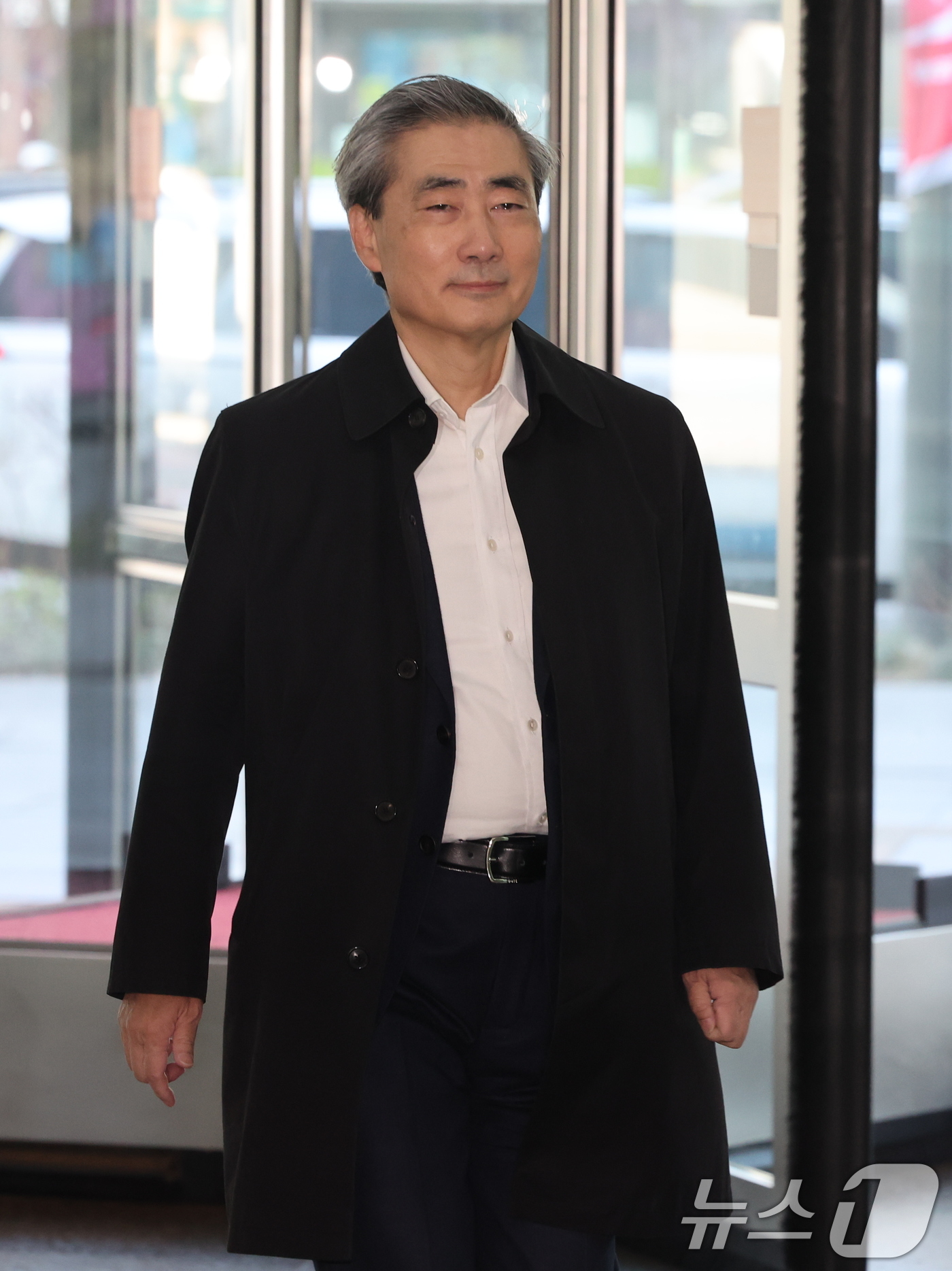 (서울=뉴스1) 황기선 기자 = 신현송 한국은행 총재 후보자가 8일 오전 서울시 중구 한화금융플라자에 마련된 청문회 준비 사무실로 출근하고 있다. 2026.4.8/뉴스1