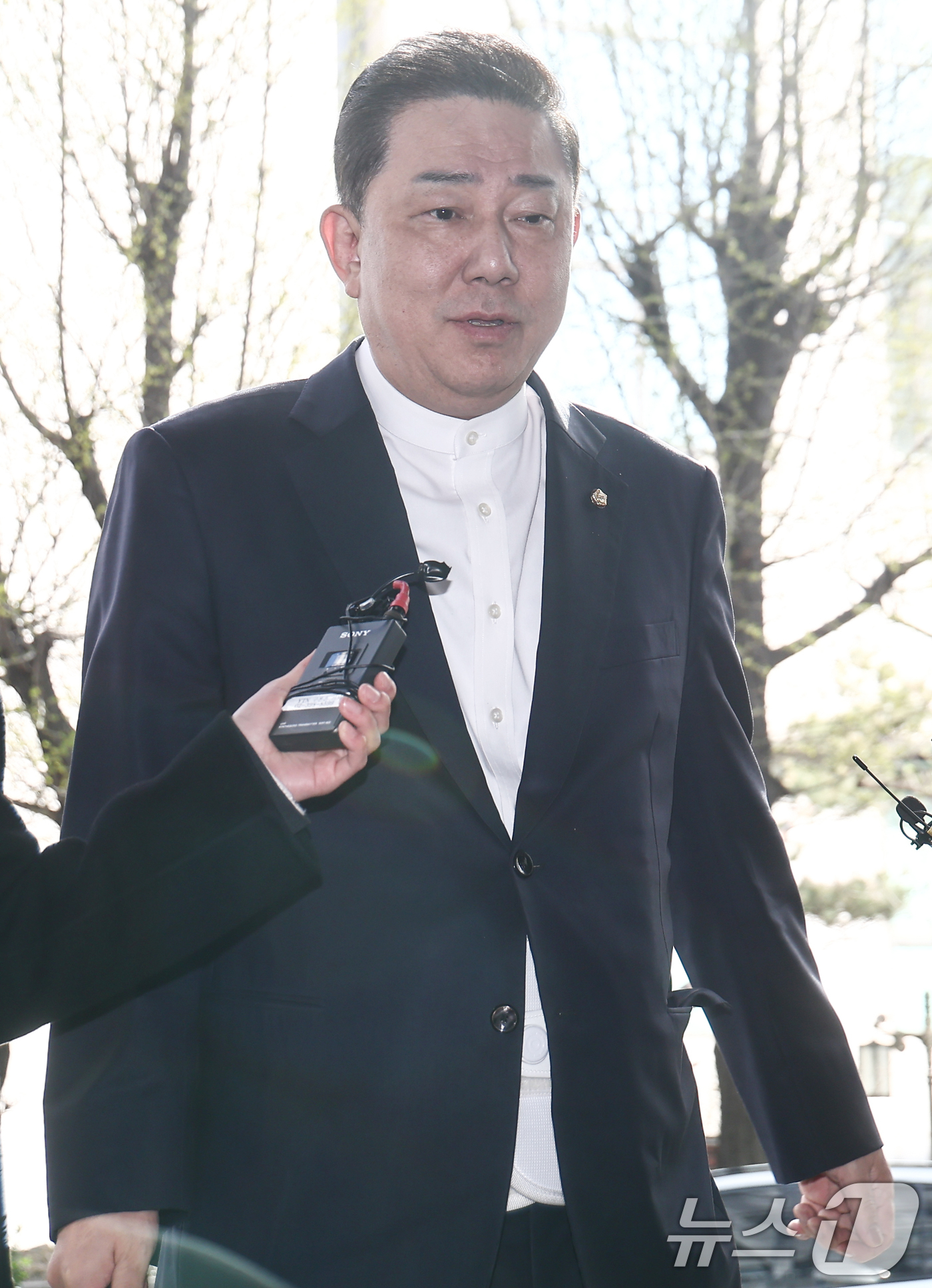 (서울=뉴스1) 김민지 기자 = 비위 의혹으로 수사를 받고 있는 김병기 무소속 의원이 8일 오전 피의자 신분으로 조사를 받기 위해 서울 마포구 서울경찰청 공공범죄수사대에 출석하고 …