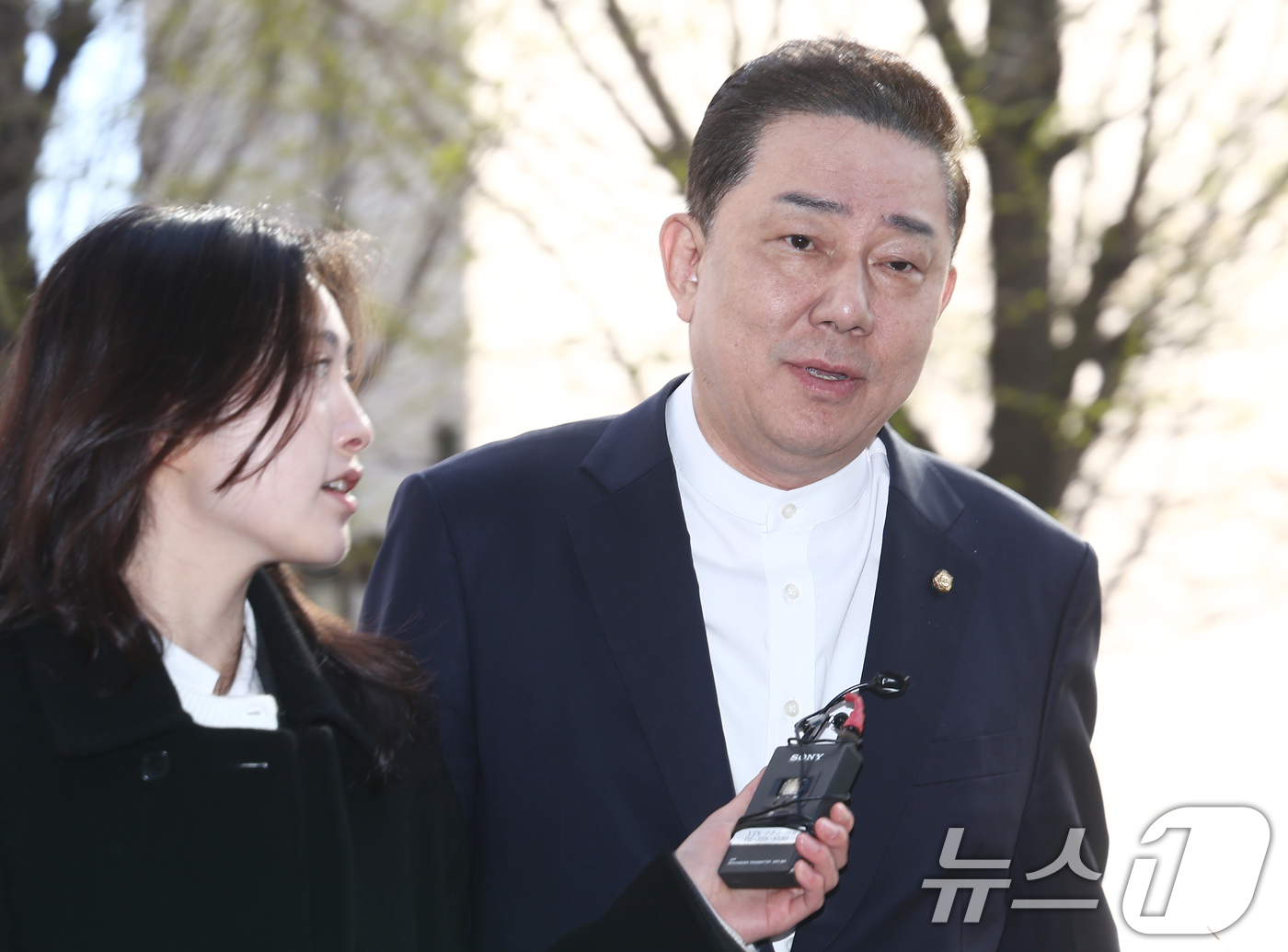 (서울=뉴스1) 김민지 기자 = 비위 의혹으로 수사를 받고 있는 김병기 무소속 의원이 8일 오전 피의자 신분으로 조사를 받기 위해 서울 마포구 서울경찰청 공공범죄수사대에 출석하고 …