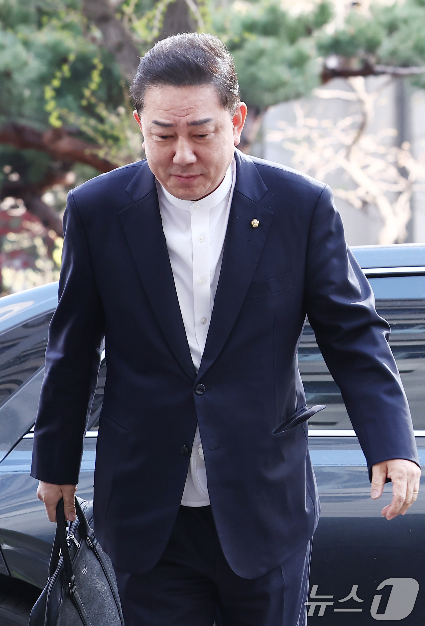 (서울=뉴스1) 김민지 기자 = 비위 의혹으로 수사를 받고 있는 김병기 무소속 의원이 8일 오전 피의자 신분으로 조사를 받기 위해 서울 마포구 서울경찰청 공공범죄수사대에 출석하고 …