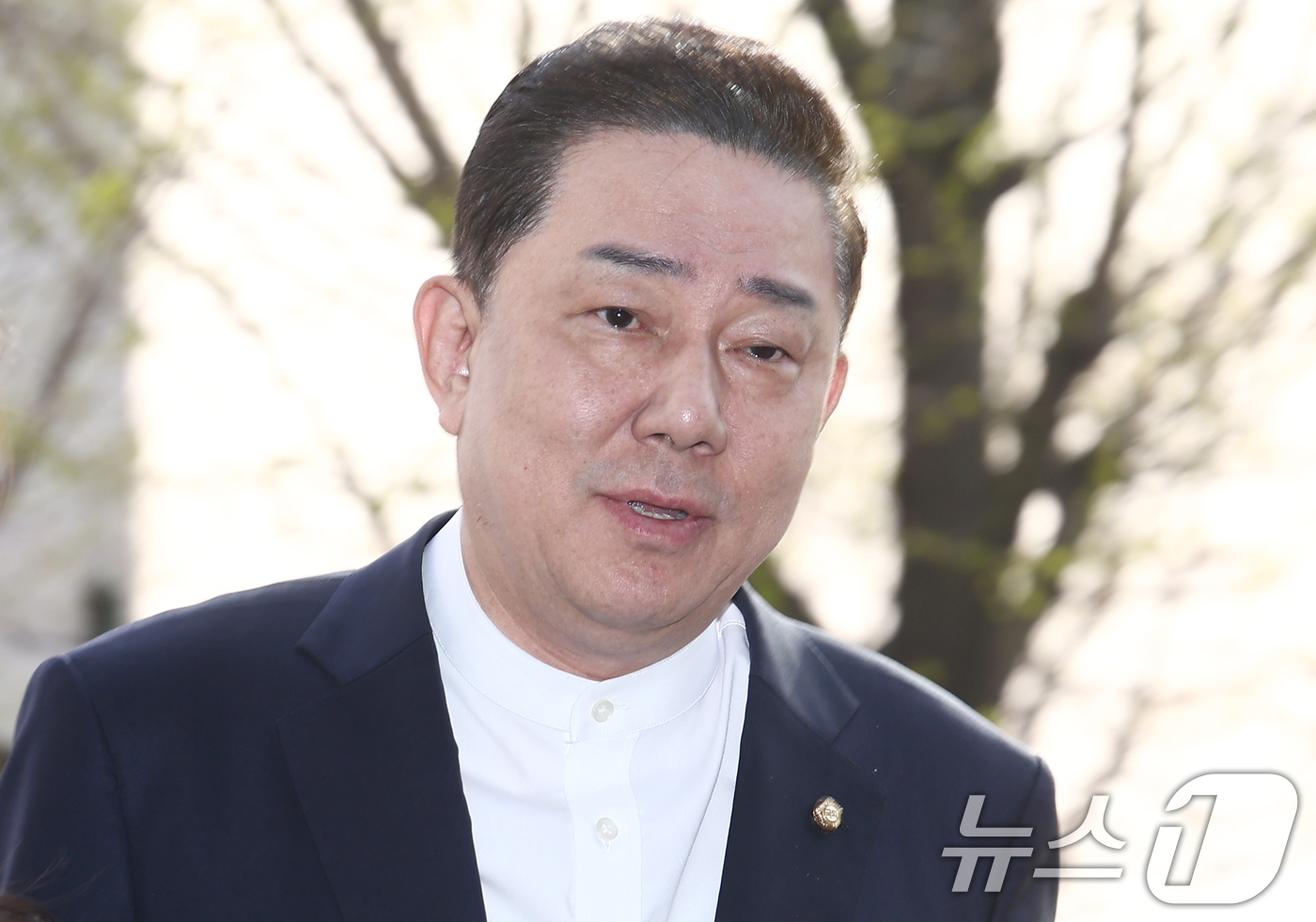 (서울=뉴스1) 김민지 기자 = 비위 의혹으로 수사를 받고 있는 김병기 무소속 의원이 8일 오전 피의자 신분으로 조사를 받기 위해 서울 마포구 서울경찰청 공공범죄수사대에 출석하고 …