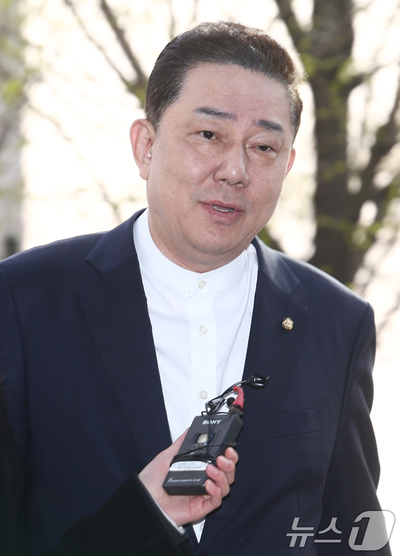 (서울=뉴스1) 김민지 기자 = 비위 의혹으로 수사를 받고 있는 김병기 무소속 의원이 8일 오전 피의자 신분으로 조사를 받기 위해 서울 마포구 서울경찰청 공공범죄수사대에 출석하고 …