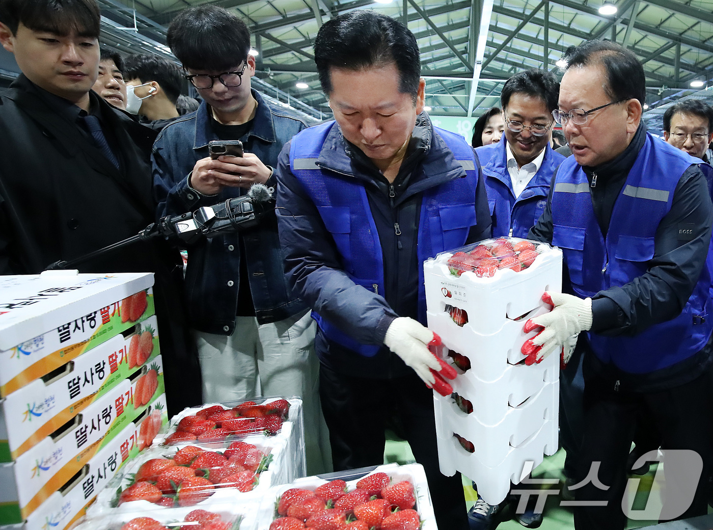 (대구=뉴스1) 공정식 기자 = 8일 오전 대구 북구 대구농수산물도매시장에서 민생 현장 체험에 나선 정청래 더불어민주당 대표와 대구시장 선거에 출마한 김부겸 전 총리가 경매에서 낙 …