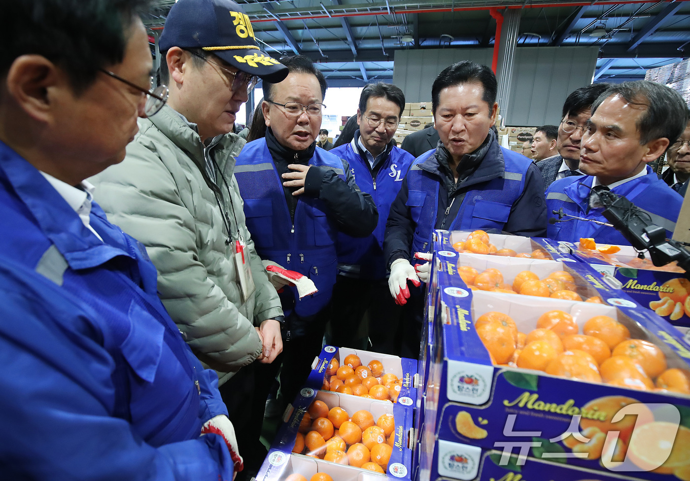 (대구=뉴스1) 공정식 기자 = 8일 오전 대구 북구 대구농수산물도매시장에서 민생 현장 체험에 나선 정청래 더불어민주당 대표와 대구시장 선거에 출마한 김부겸 전 총리가 경매사로부터 …