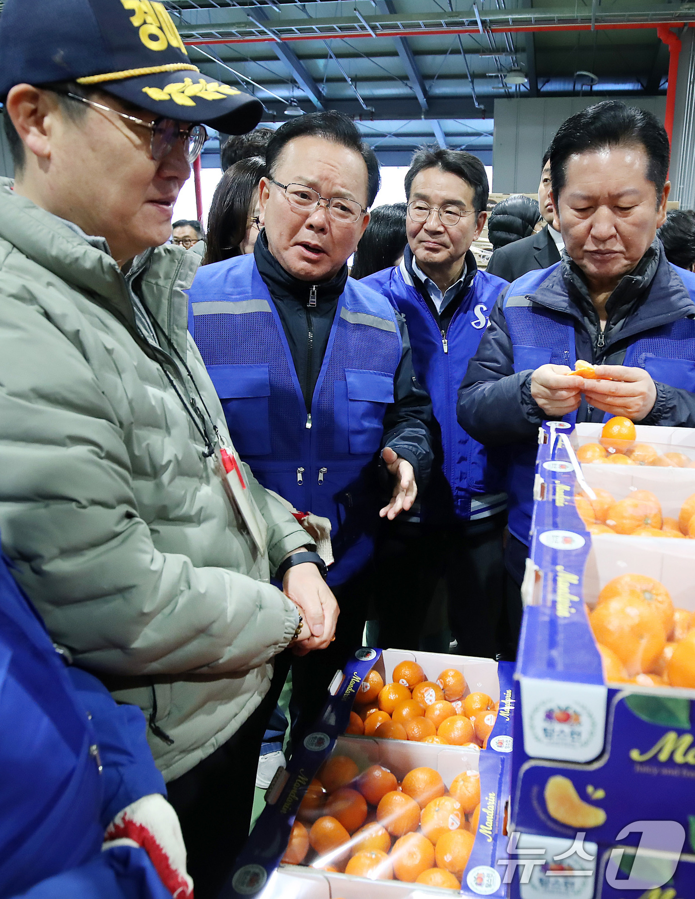 (대구=뉴스1) 공정식 기자 = 8일 오전 대구 북구 대구농수산물도매시장에서 민생 현장 체험에 나선 정청래 더불어민주당 대표와 대구시장 선거에 출마한 김부겸 전 총리가 경매사로부터 …