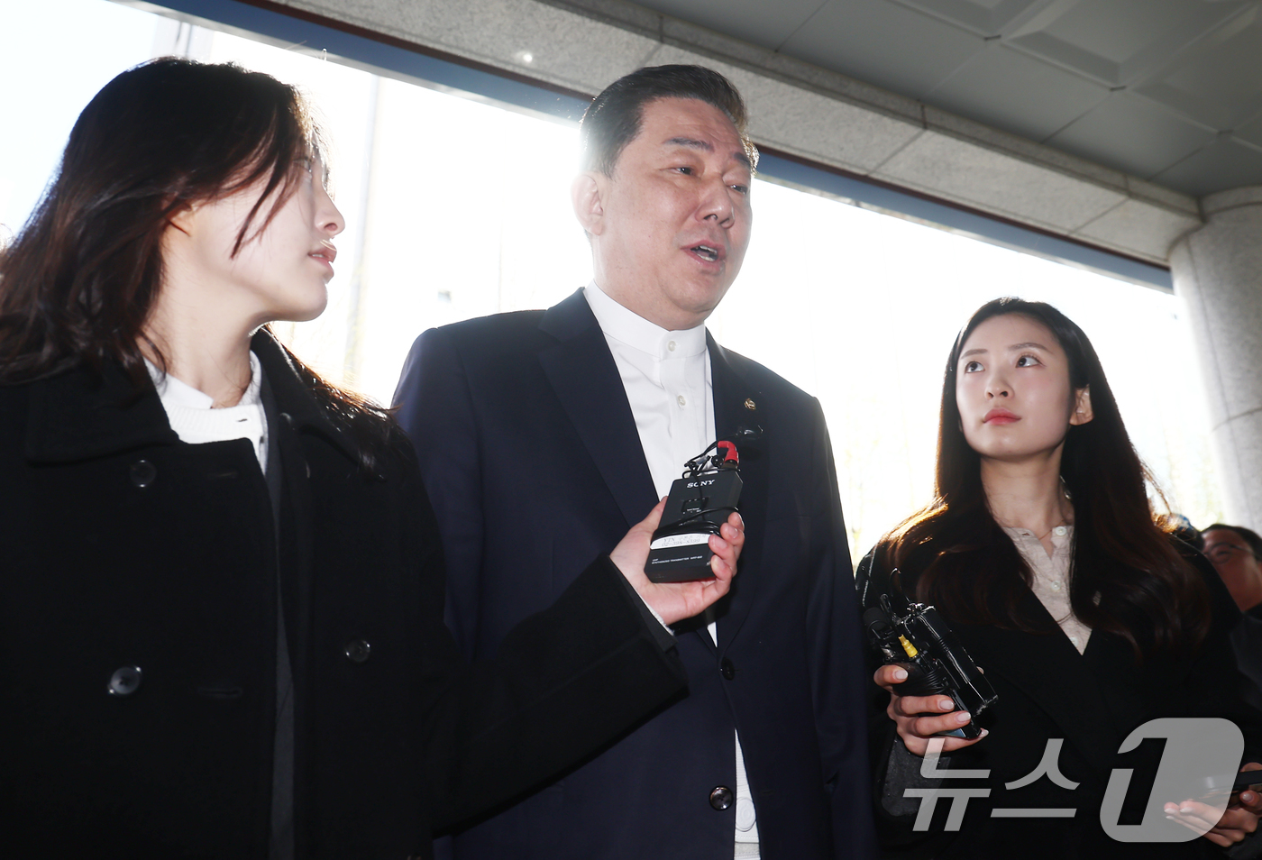 (서울=뉴스1) 김민지 기자 = 비위 의혹으로 수사를 받고 있는 김병기 무소속 의원이 8일 오전 피의자 신분으로 조사를 받기 위해 서울 마포구 서울경찰청 공공범죄수사대에 출석하며 …