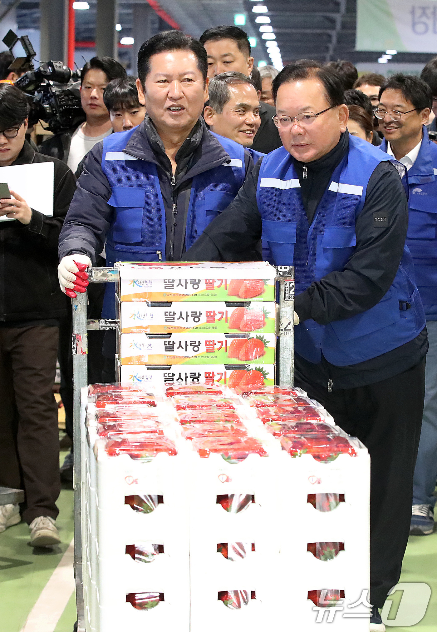 (대구=뉴스1) 공정식 기자 = 8일 오전 대구 북구 대구농수산물도매시장에서 민생 현장 체험에 나선 정청래 더불어민주당 대표와 대구시장 선거에 출마한 김부겸 전 총리가 경매에서 낙 …