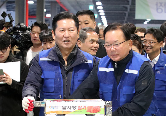 딸기 수레 함께 옮기는 정청래·김부겸