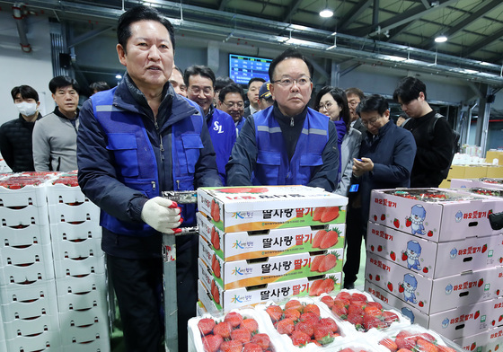 딸기 수레 함께 옮기는 정청래·김부겸