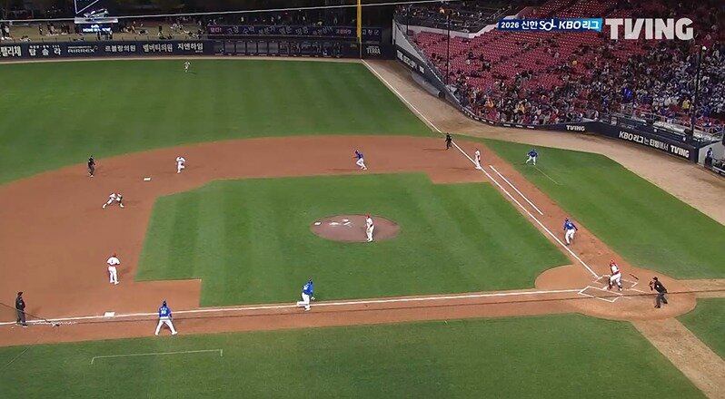 본문 이미지 - KIA 데일이 공을 잡은 시점 1루 주자 디아즈와 타자주자 구자욱의 위치. (티빙 중계 캡처)