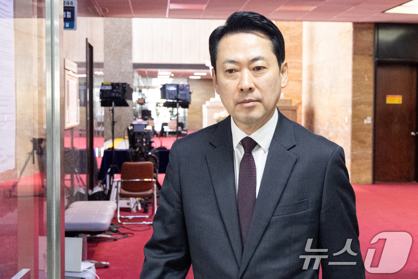 (서울=뉴스1) 이승배 기자 = 장동혁 국민의힘 대표가 8일 서울 여의도 국회 당대표실로 향하고 있다. 2026.4.8/뉴스1