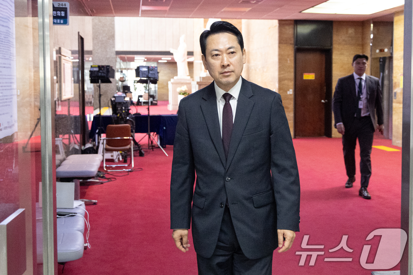 (서울=뉴스1) 이승배 기자 = 장동혁 국민의힘 대표가 8일 서울 여의도 국회 당대표실로 향하고 있다. 2026.4.8/뉴스1