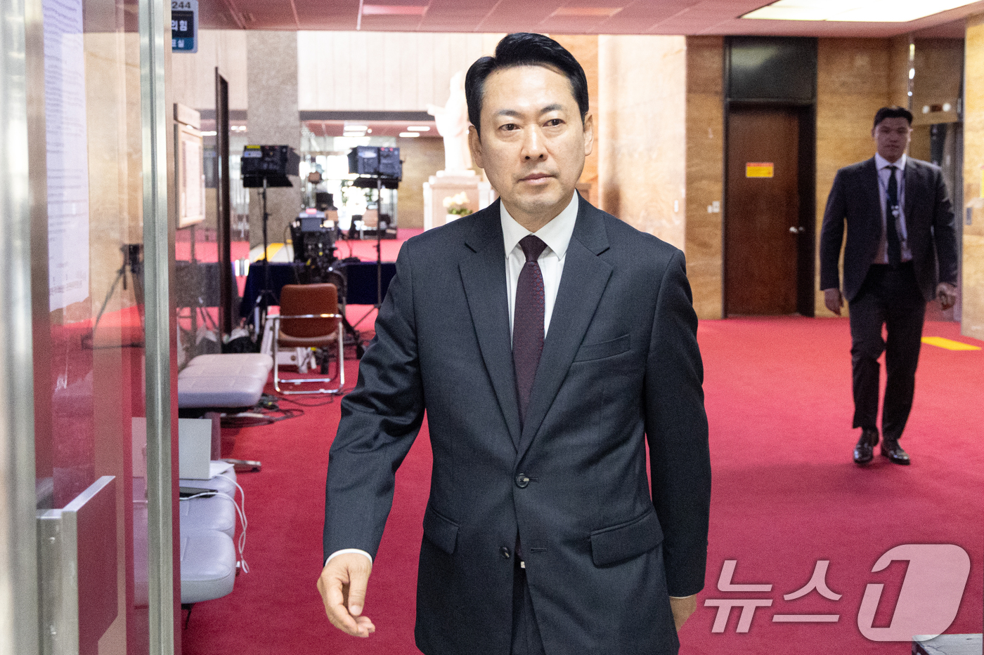 (서울=뉴스1) 이승배 기자 = 장동혁 국민의힘 대표가 8일 서울 여의도 국회 당대표실로 향하고 있다. 2026.4.8/뉴스1