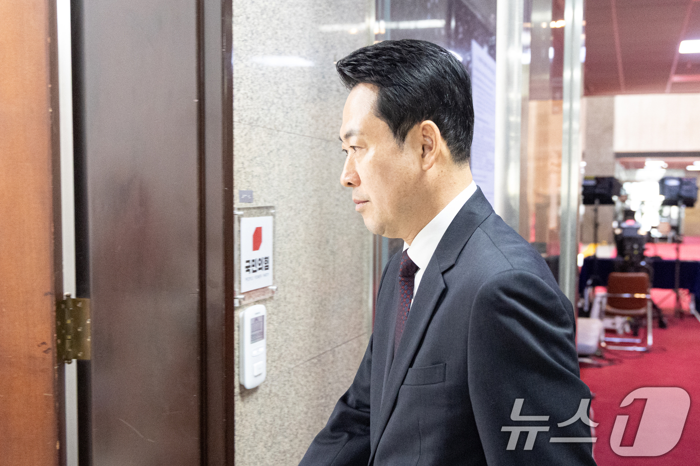 (서울=뉴스1) 이승배 기자 = 장동혁 국민의힘 대표가 8일 서울 여의도 국회 당대표실로 향하고 있다. 2026.4.8/뉴스1