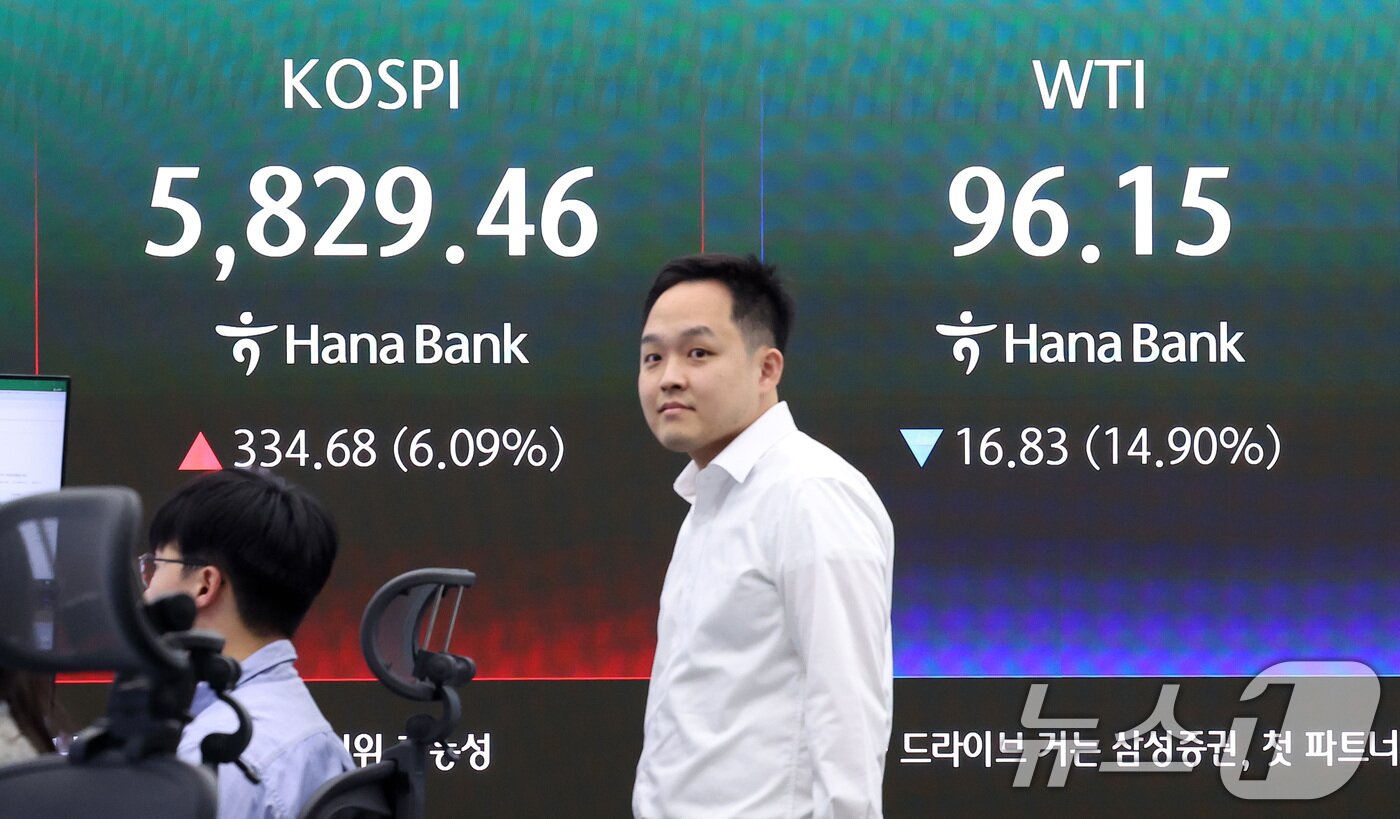 본문 이미지 - 미국과 이란의 2주간 휴전에 매수 사이드카가 발동한 8일 오전 서울 중구 하나은행 본점 딜링룸에 개장 시황이 나오고 있다. 2026.4.8 ⓒ 뉴스1 김성진 기자