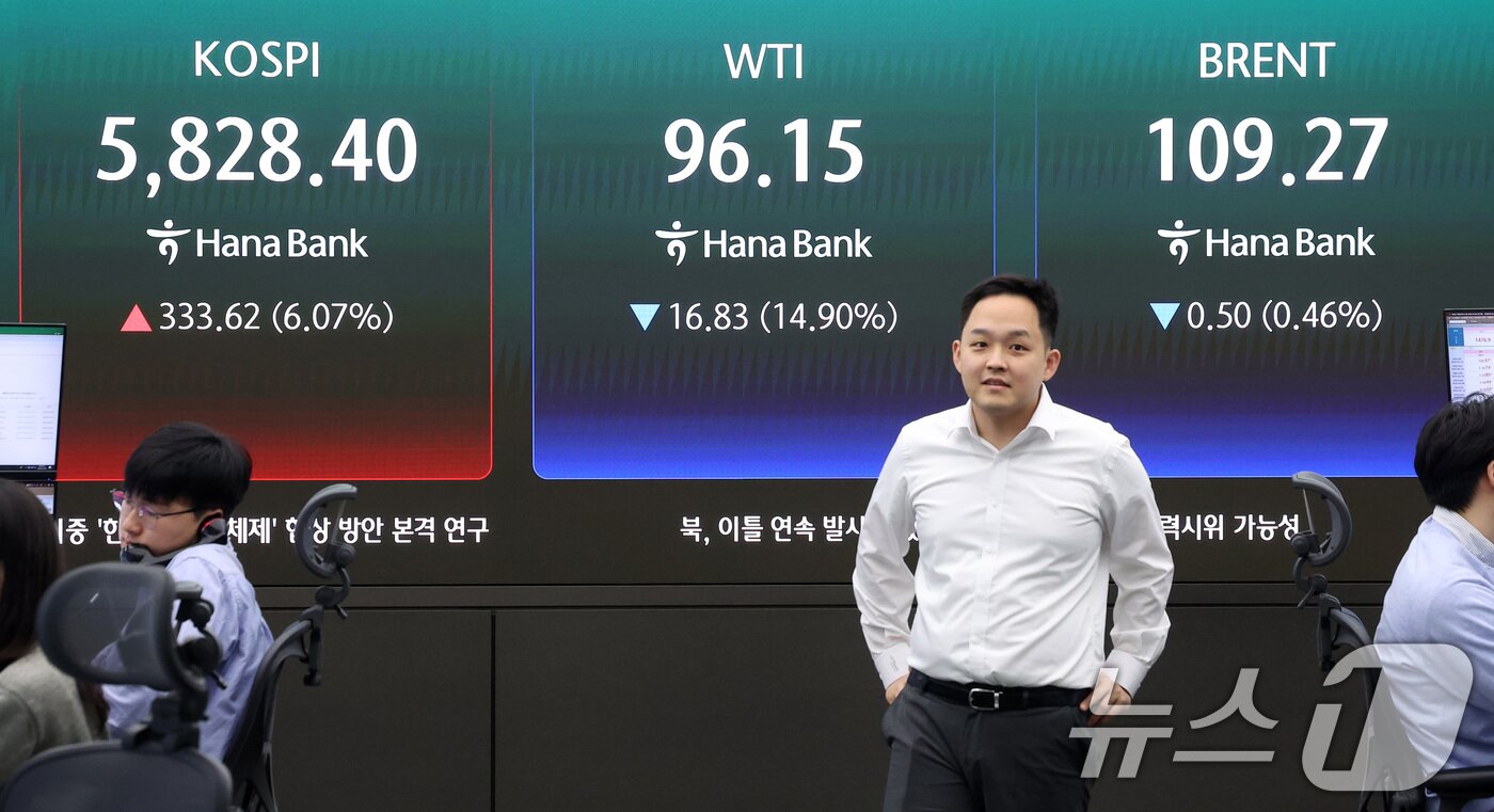 본문 이미지 - 미국과 이란의 2주간 휴전에 매수 사이드카가 발동한 8일 오전 서울 중구 하나은행 본점 딜링룸에 개장 시황이 나오고 있다. 2026.4.8 ⓒ 뉴스1 김성진 기자