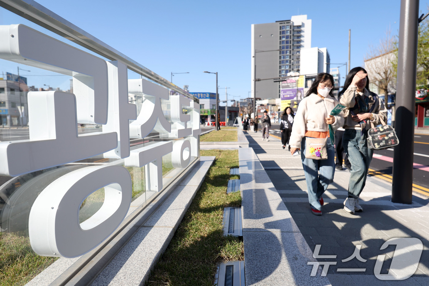 (광주=뉴스1) 이승현 기자 = 중동 전쟁 장기화로 인한 원유 수급 불안이 커지면서 공공기관 차량 2부제와 공영주차장 5부제를 시행한 첫날인 8일 광주 동구청 직원들이 대중교통을 …