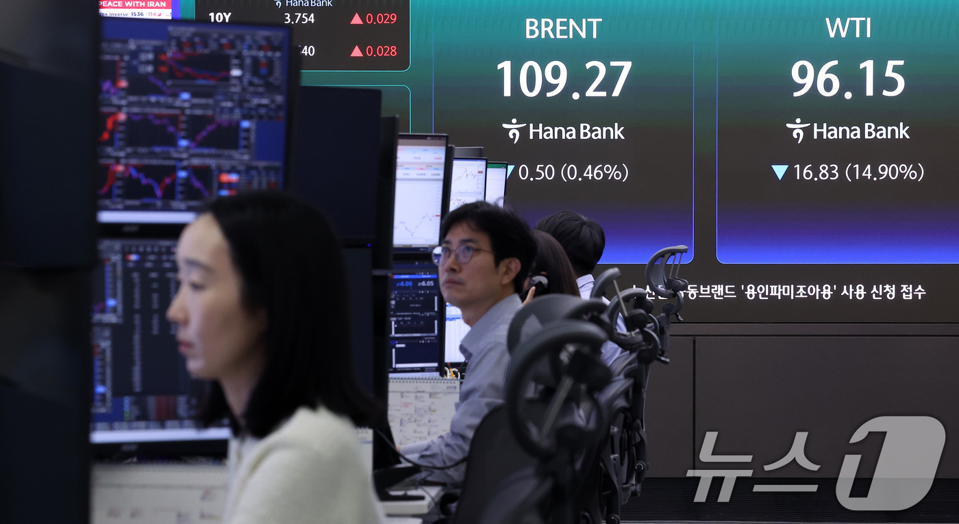 (서울=뉴스1) 김성진 기자 = 트럼프 미국 대통령이 이란이 호르무즈 해협을 완전하고 즉각 개방하는 것을 조건으로 2주간 휴전을 선언한 8일 오전 서울 중구 하나은행 본점 딜링룸에 …