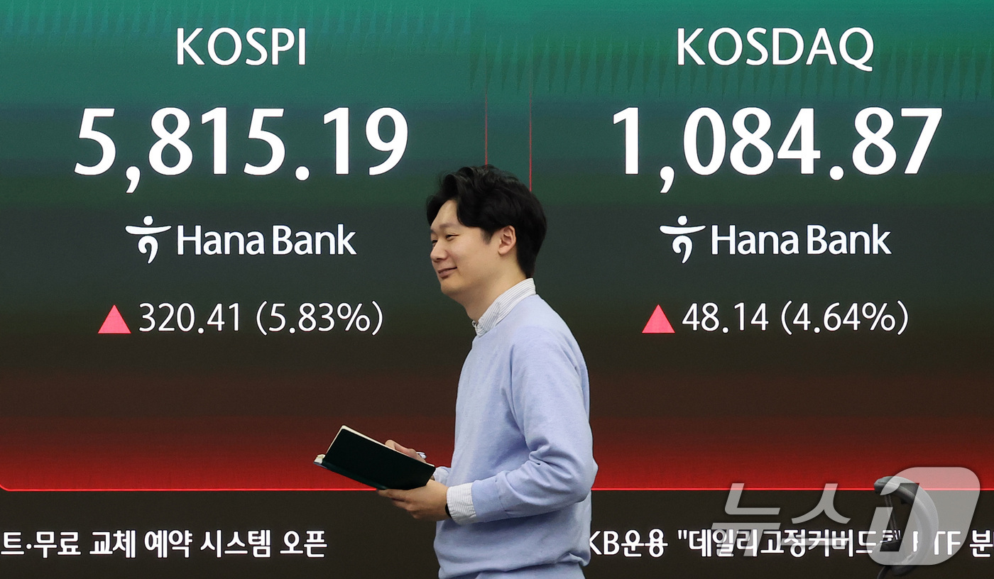 (서울=뉴스1) 김성진 기자 = 미국과 이란의 2주간 휴전에 매수 사이드카가 발동한 8일 오전 서울 중구 하나은행 본점 딜링룸에 개장 시황이 나오고 있다.이날 코스피는 8일 오전 …