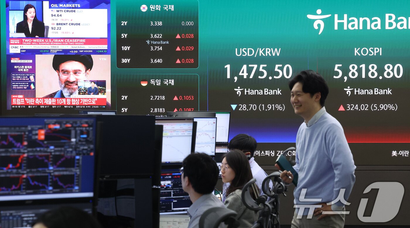 본문 이미지 - 미국과 이란의 2주간 휴전에 매수 사이드카가 발동한 8일 오전 서울 중구 하나은행 본점 딜링룸에 개장 시황이 나오고 있다. 2026.4.8 ⓒ 뉴스1 김성진 기자