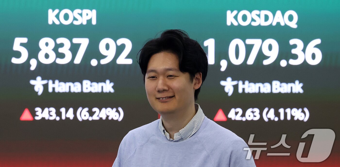 본문 이미지 - 미국과 이란의 2주간 휴전에 매수 사이드카가 발동한 8일 오전 서울 중구 하나은행 본점 딜링룸에 개장 시황이 나오고 있다. 2026.4.8 ⓒ 뉴스1 김성진 기자