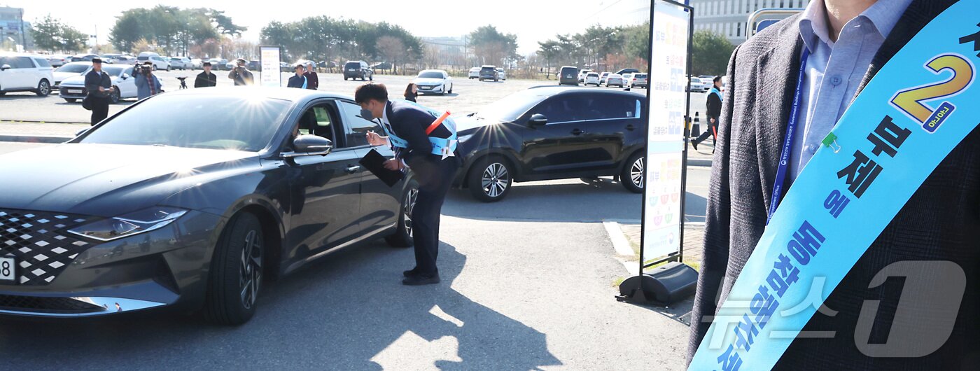 본문 이미지 - 공공기관 차량2부제 및 방문차량 5부제가 실시된 8일 오전 세종시 정부세종청사 주차장에서 정부청사관리본부 직원들이 위반차량에 대한 계도 및 캠페인을 벌이고 있다. 2026.4.8 ⓒ 뉴스1 김기남 기자
