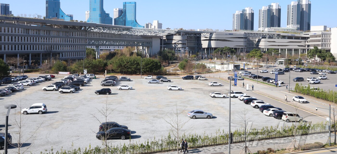 본문 이미지 - 공공기관 차량2부제 및 방문차량 5부제가 실시된 8일 오전 세종시 정부세종청사 옥외 주차장이 한산한 모습을 보이고 있다. 2026.4.8 ⓒ 뉴스1 김기남 기자