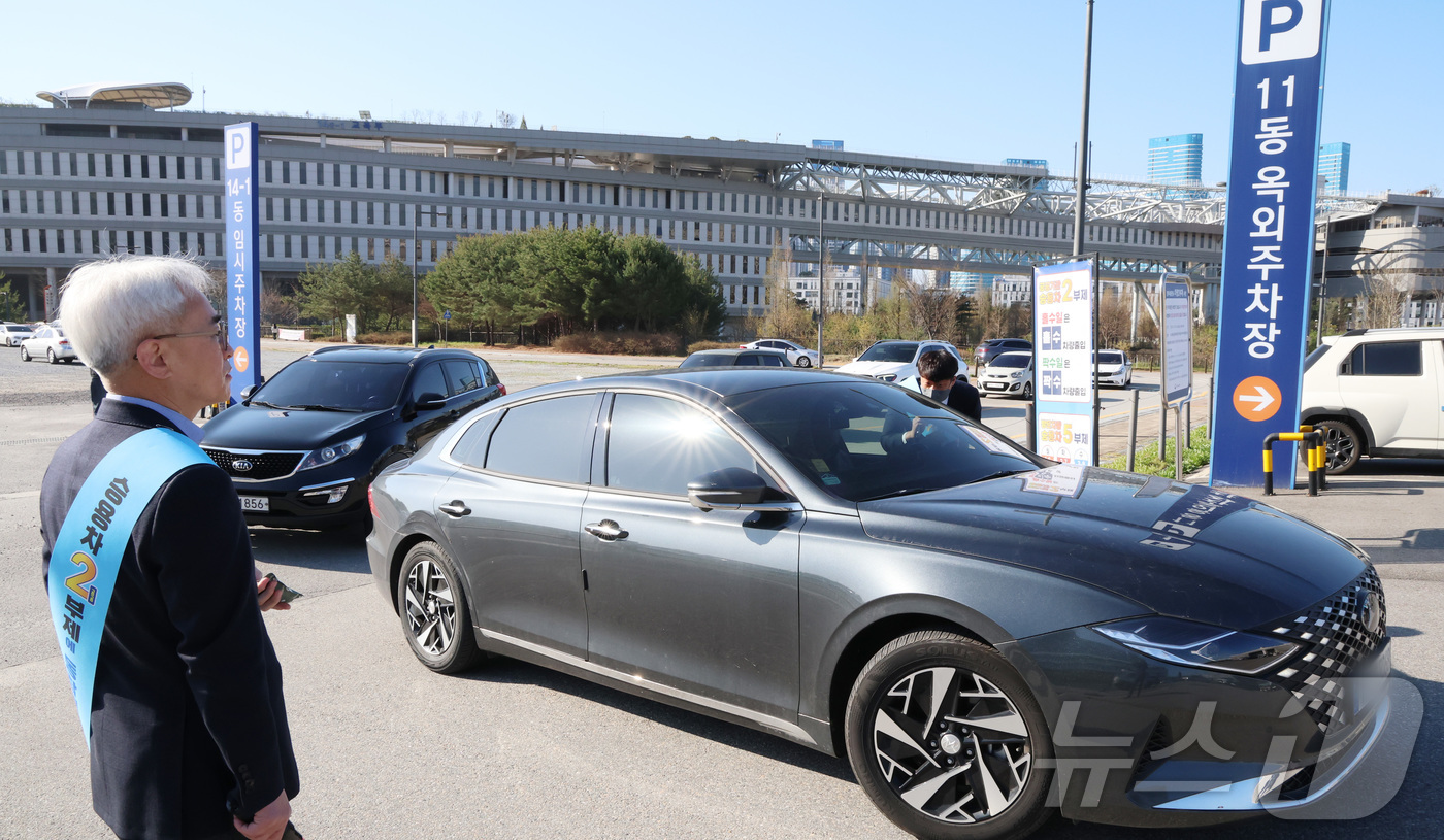 (세종=뉴스1) 김기남 기자 = 공공기관 차량2부제 및 방문차량 5부제가 실시된 8일 오전 세종시 정부세종청사 주차장에서 정부청사관리본부 직원들이 위반차량에 대한 계도 및 캠페인을 …