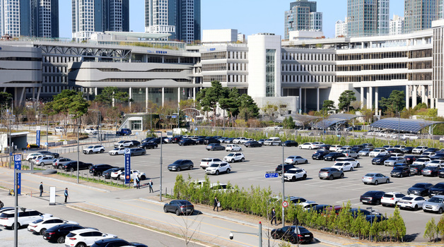 공공기관 차량 2부제 시행, 한산한 주차장