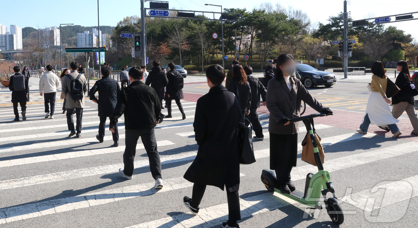 (세종=뉴스1) 김기남 기자 = 공공기관 차량2부제 가 실시된 8일 오전 세종시 정부세종청사 공무원들이 개인형 이동장치를 이용하거나 도보로 출근길을 서두르고 있다. 2026.4.8 …