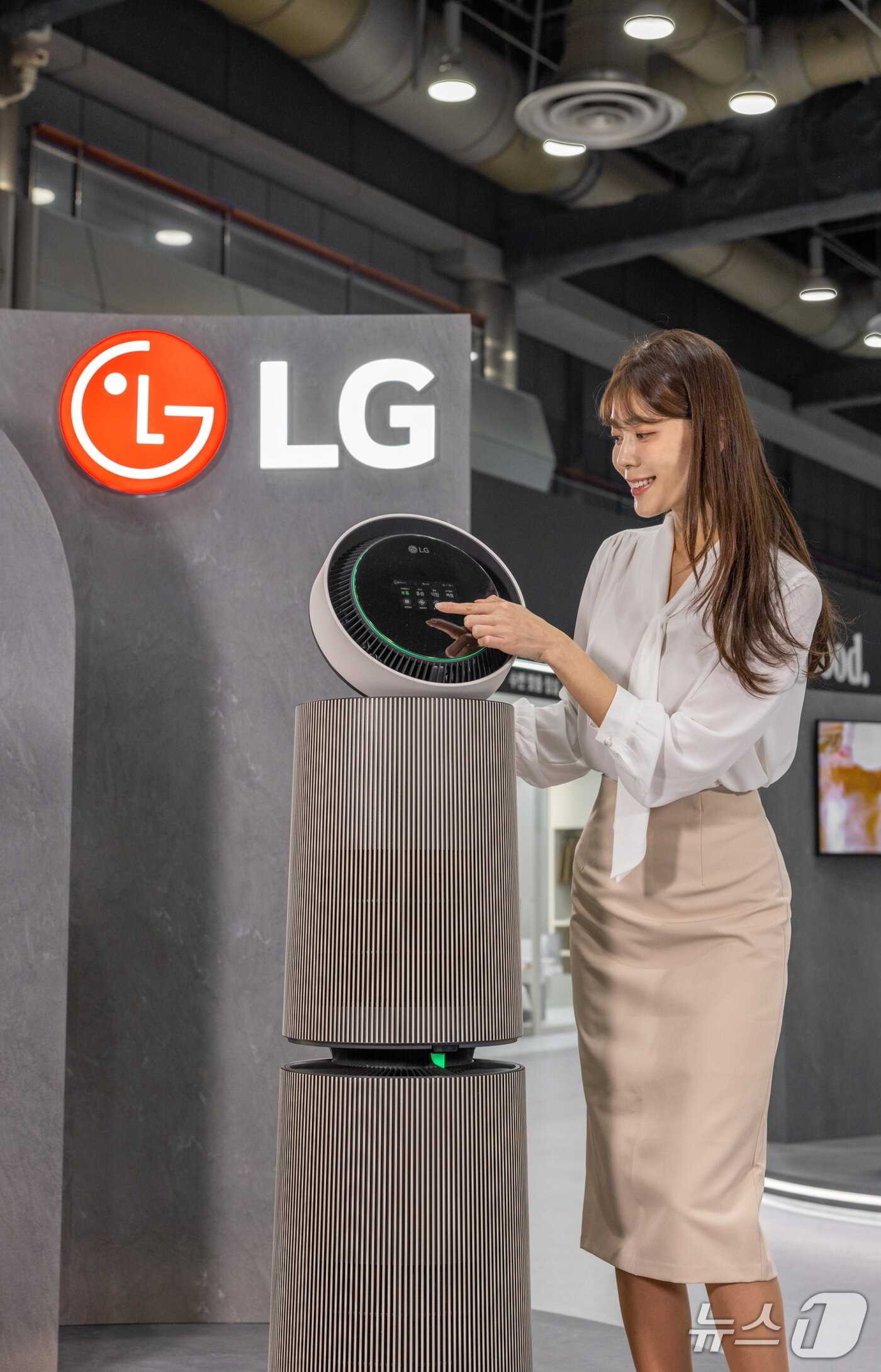 본문 이미지 - LG전자가 8일 개막한 '에어페어 2026'에서 노벨화학상 소재 적용 필터와 공간 맞춤형 공기질 관리 설루션 등 혁신 에어케어 기술을 선보인다. 사진은 노벨화학상 소재 금속유기골격체(MOF)를 적용한 필터가 기본 적용되는 'LG 퓨리케어 AI 오브제컬렉션 360&deg; 공기청정기 M7'을 모델이 살펴보는 모습. (사진제공 = LG전자) 