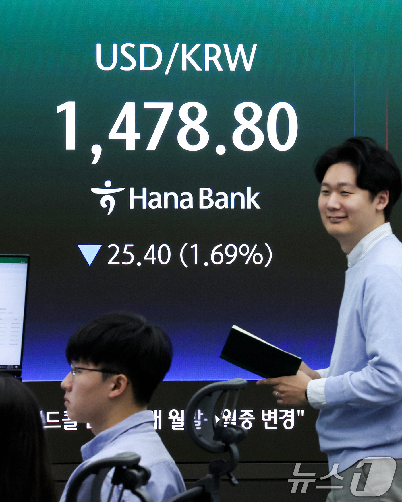 (서울=뉴스1) 임지훈 인턴기자 = 도널드 트럼프 미국 대통령이 이란에 대한 공격을 2주간 중단한다고 밝힌 8일 오전 서울 중구 하나은행 딜링룸 전광판에 원·달러 환율이 표시되고 …