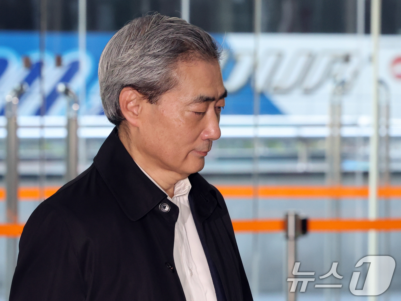 (서울=뉴스1) 황기선 기자 = 신현송 한국은행 총재 후보자가 8일 오전 서울시 중구 한화금융플라자에 마련된 청문회 준비 사무실로 출근하고 있다.  2026.4.8/뉴스1