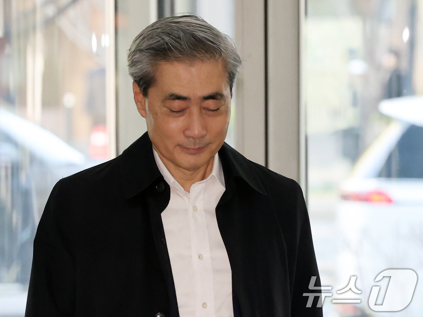 (서울=뉴스1) 황기선 기자 = 신현송 한국은행 총재 후보자가 8일 오전 서울시 중구 한화금융플라자에 마련된 청문회 준비 사무실로 출근하고 있다.  2026.4.8/뉴스1