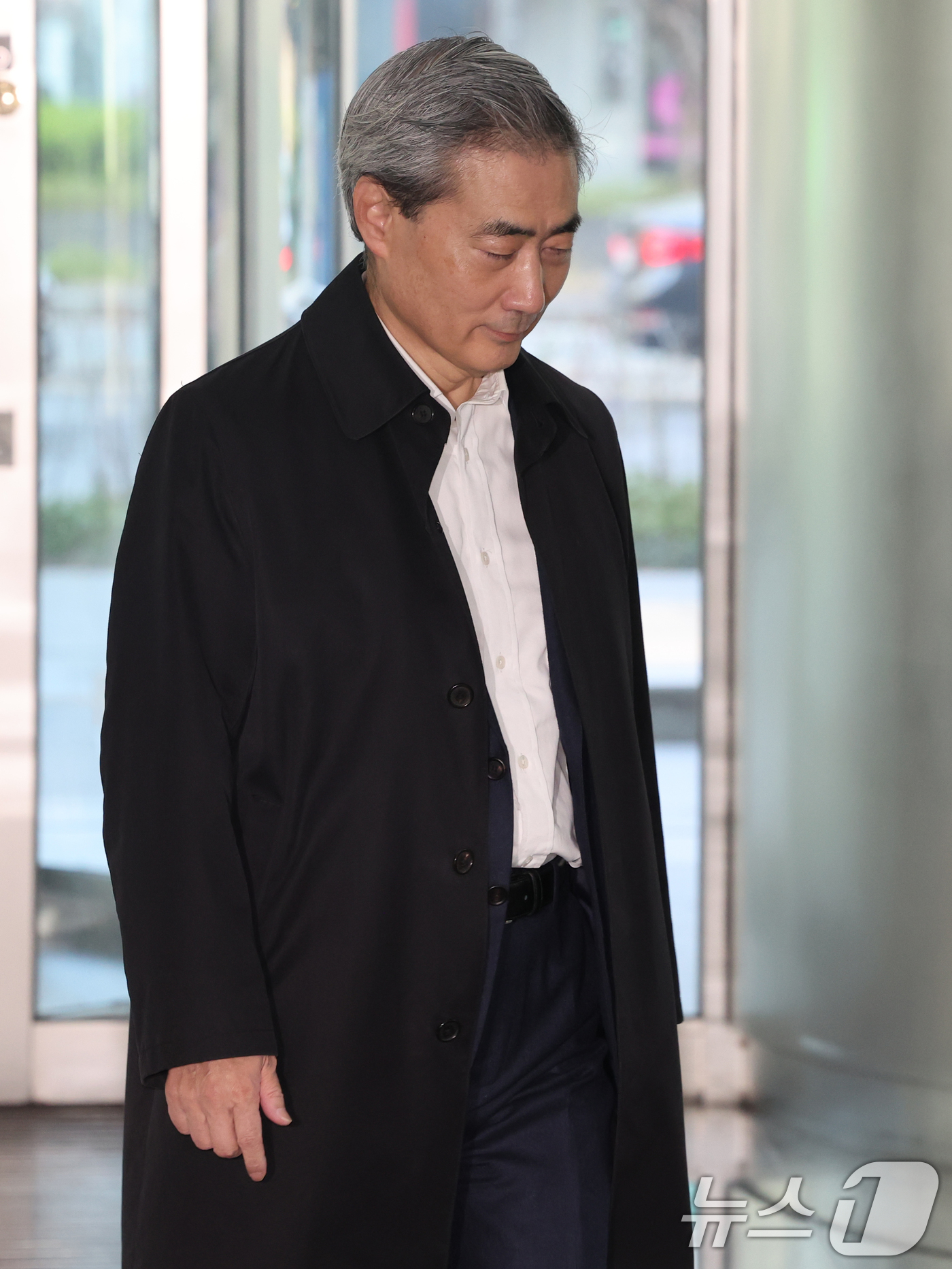 (서울=뉴스1) 황기선 기자 = 신현송 한국은행 총재 후보자가 8일 오전 서울시 중구 한화금융플라자에 마련된 청문회 준비 사무실로 출근하고 있다.  2026.4.8/뉴스1