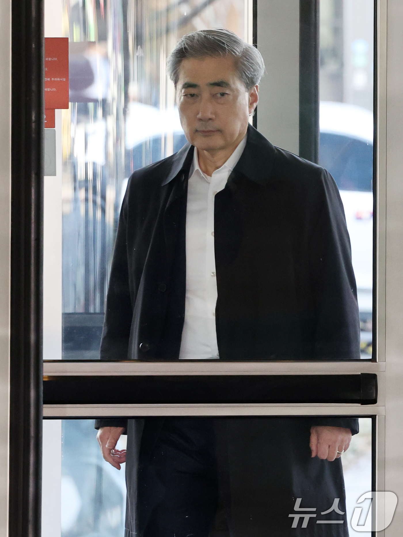 (서울=뉴스1) 황기선 기자 = 신현송 한국은행 총재 후보자가 8일 오전 서울시 중구 한화금융플라자에 마련된 청문회 준비 사무실로 출근하고 있다.  2026.4.8/뉴스1