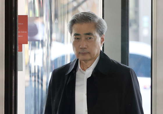 청문회 준비 사무실로 향하는 신현송 후보자