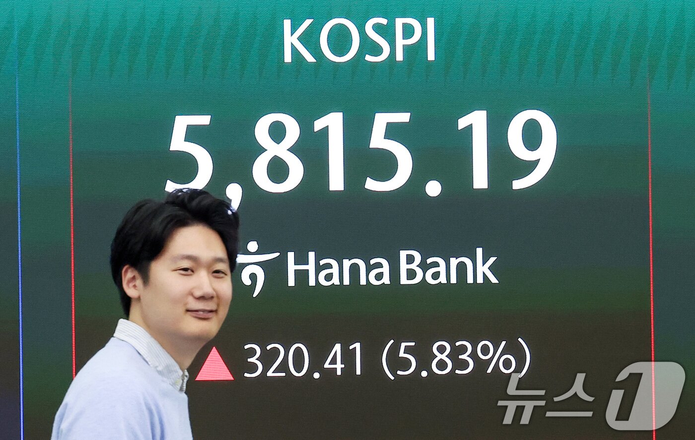 본문 이미지 - 미국과 이란의 2주간 휴전에 매수 사이드카가 발동한 8일 오전 서울 중구 하나은행 본점 딜링룸에 개장 시황이 나오고 있다. 2026.4.8 ⓒ 뉴스1 김성진 기자