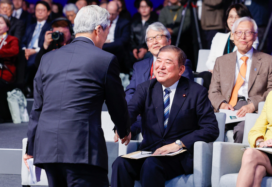 이시바 시게루 전 총리와 악수하는 정몽준 명예이사장