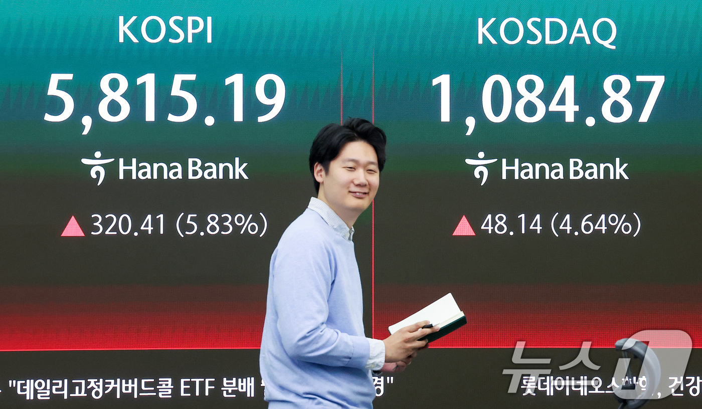 (서울=뉴스1) 김성진 기자 = 미국과 이란의 2주간 휴전에 매수 사이드카가 발동한 8일 오전 서울 중구 하나은행 본점 딜링룸에 개장 시황이 나오고 있다.이날 코스피는 8일 오전 …