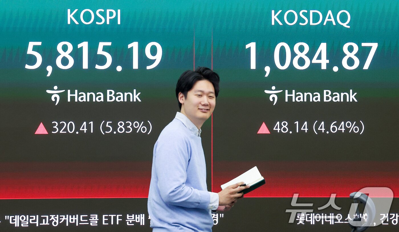 본문 이미지 - 미국과 이란의 2주간 휴전에 매수 사이드카가 발동한 8일 오전 서울 중구 하나은행 본점 딜링룸에 개장 시황이 나오고 있다. 2026.4.8 ⓒ 뉴스1 김성진 기자