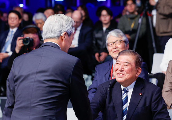 이시바 시게루 전 총리와 악수하는 정몽준 명예이사장
