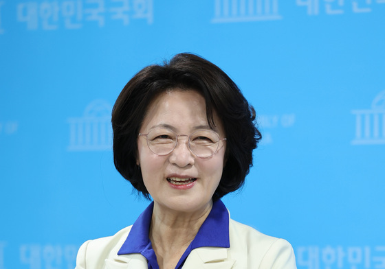 미소짓는 추미애