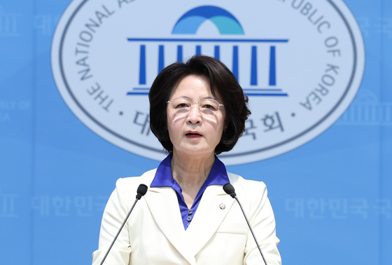 경기지사 후보 확정 관련 기자회견하는 추미애