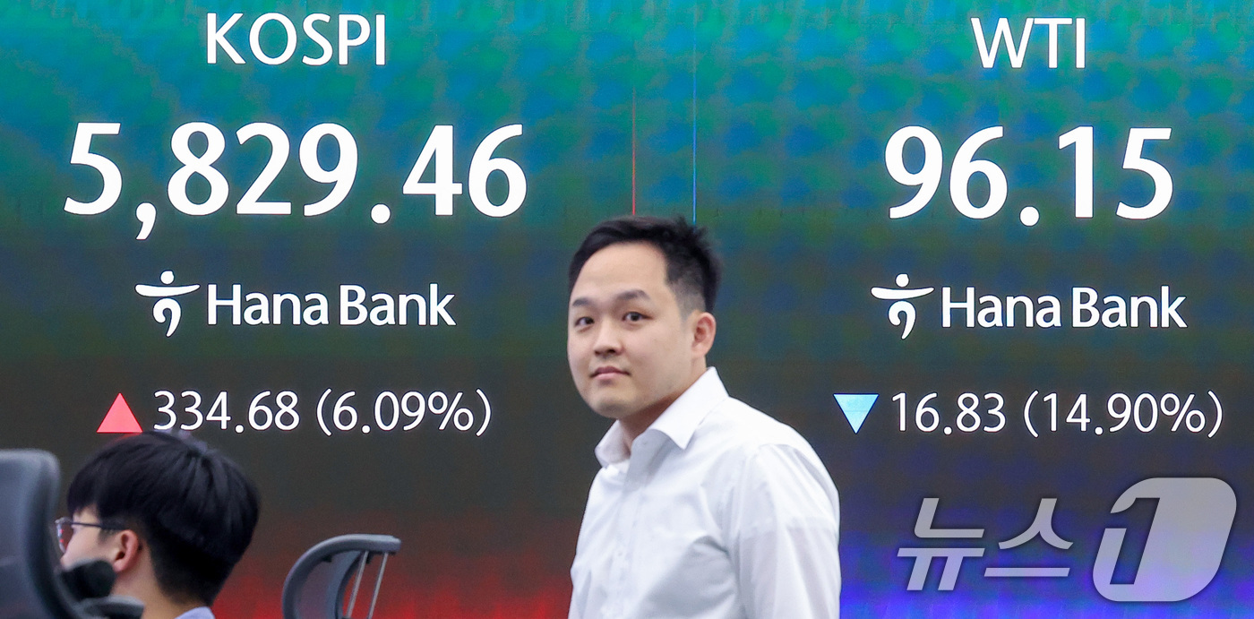 (서울=뉴스1) 김성진 기자 = 미국과 이란의 2주간 휴전에 매수 사이드카가 발동한 8일 오전 서울 중구 하나은행 본점 딜링룸에 개장 시황이 나오고 있다.이날 코스피는 8일 오전 …